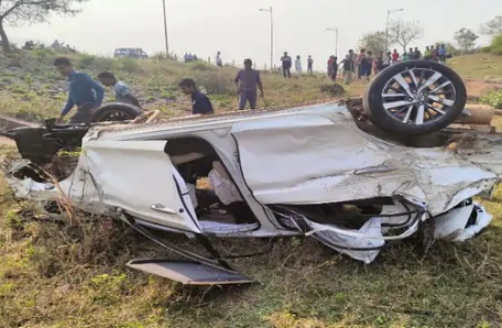 RAIPUR ACCIDENT : कार में सवार होकर घूमने निकले थे 4 दोस्त, अनियंत्रित होकर 20 फीट नीचे गिरी गाड़ी, KPS स्कूल के छात्र की मौत