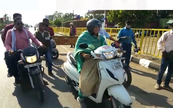 CG NEWS : बजट सत्र में शामिल होने राजनांदगांव से दो पहिया मोपेड वाहन में रायपुर पहुंची विधायक छन्नी साहू, देखें वीडियो 