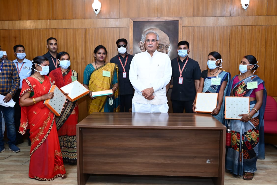 मुख्यमंत्री भूपेश बघेल ने गोबर से बजट ब्रीफकेस बनाने वाली दीदियों को किया सम्मानित, साथ ही भेंट की होली की मिठाई