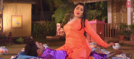 Aamrapali और Nirhua का रोमांटिक गाना 'खटिया से खटिया  सटईब की न' मचा रहा धूम, वीडियो देख फैंस हुए बेकाबू, क्या आपने देखा?