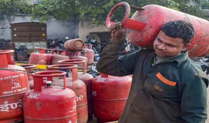 BIG NEWS : आम आदमी पर महंगाई की एक और मार!, पेट्रोल, डीजल व रसोई गैस की कीमतों में लगी आग, 5 राज्यों में दाम हजार के पार