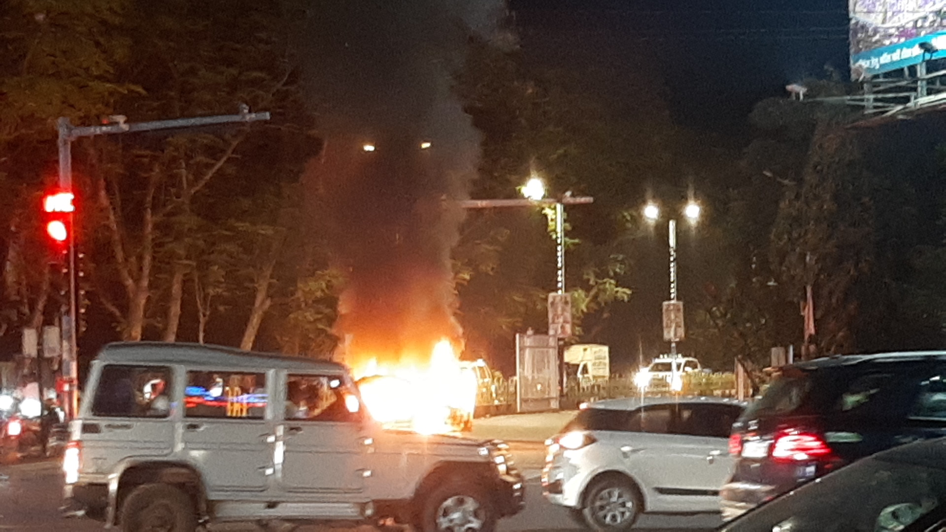 VIDEO : राजधानी में मुख्यमंत्री निवास के पास चलती कार में लगी आग, देखें वीडियो
