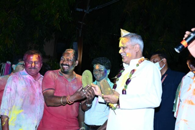 VIDEO : रायपुर प्रेस क्लब में पत्रकारों के संग मुख्यमंत्री ने मनायी होली, हुआ फूलगोफी और कटहल से स्वागत