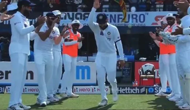 IND vs SL: कोहली को साथी खिलाड़ियों से मिला 'गार्ड ऑफ ऑनर, यूं रिएक्ट करते दिखे पू्र्व कप्तान- Video