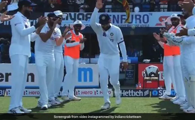 IND vs SL: कोहली को साथी खिलाड़ियों से मिला 'गार्ड ऑफ ऑनर, यूं रिएक्ट करते दिखे पू्र्व कप्तान- Video