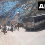 मनाली-शिमला हाईवे पर पहाड़ से टकराई बस, ड्राइवर की मौत, 34 यात्री घायल