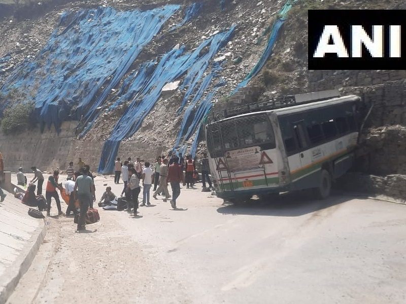 मनाली-शिमला हाईवे पर पहाड़ से टकराई बस, ड्राइवर की मौत, 34 यात्री घायल