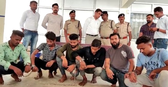  CG NEWS : रामनवमी शोभा यात्रा के दौरान चाकू गोदकर हुई थी युवक की हत्या, 700 सीसीटीवी फुटेज खंगालने के बाद 6 आरोपी गिरफ्तार