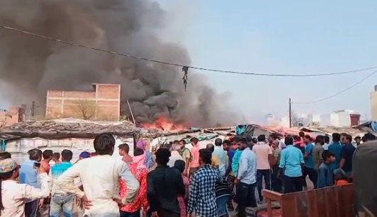 CG BIG BREAKING : बस्ती में लगी भीषण आग, एक के बाद एक फटे 15 सिलेंडर, नागरिकों में भारी आक्रोश, देखें VIDEO 
