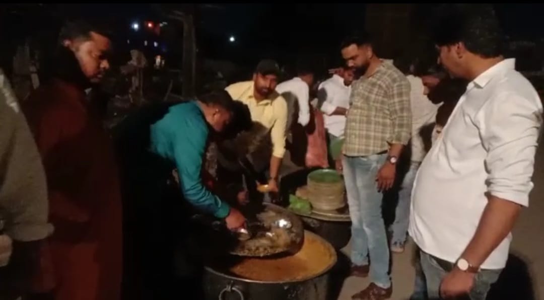भिलाई में हुए आगजनी से प्रभावित लोगों की मदद के लिए सामने आई आम जनता, भंडारे के माध्यम से कराया लोगो को भोजन