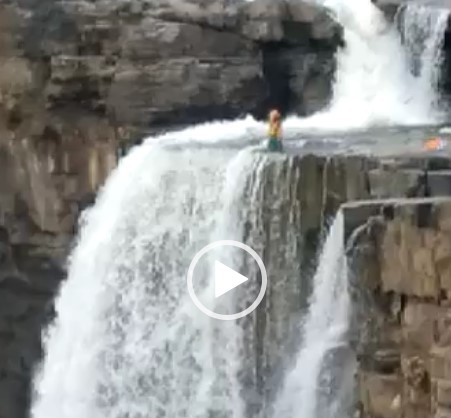 CG VIDEO BREAKING : चित्रकूट जलप्रपात से कूदकर महिला ने की आत्महत्या, देखें मौत का लाइव वीडियो