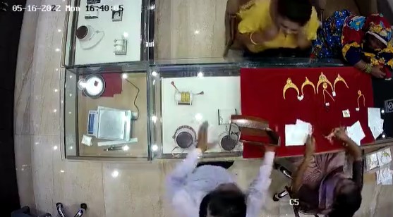 CG VIDEO : ज्वेलरी दुकान में चोरी, दो शातिर महिलाओं ने कुछ इस तरह पार किया सोने का हार, देखें वीडियो