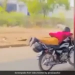 VIDEO : बाइक पर 'शक्तिमान' की तरह स्टंट करना पड़ा महंगा, पुलिस ने तीन दोस्तों को पहुंचाया जेल