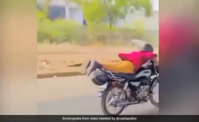 VIDEO : बाइक पर 'शक्तिमान' की तरह स्टंट करना पड़ा महंगा, पुलिस ने तीन दोस्तों को पहुंचाया जेल