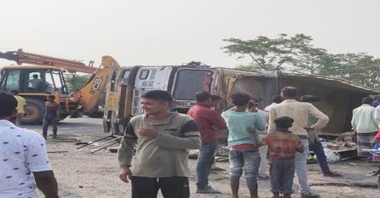ACCIDENT NEWS : काली मंदिर के पास एक ट्रक पलटने से आठ मजदूरों की दर्दनाक मौत, कई गंभीर रूप से घायल 