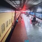 CG NEWS : चलती ट्रेन में चढ़ते हुए फिसला यात्री का पैर, आरपीएफ के जवान ने इस तरह बचाई जान, देखें मौत से सामना का वीडियो 