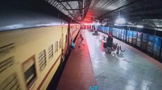 CG NEWS : चलती ट्रेन में चढ़ते हुए फिसला यात्री का पैर, आरपीएफ के जवान ने इस तरह बचाई जान, देखें मौत से सामना का वीडियो 