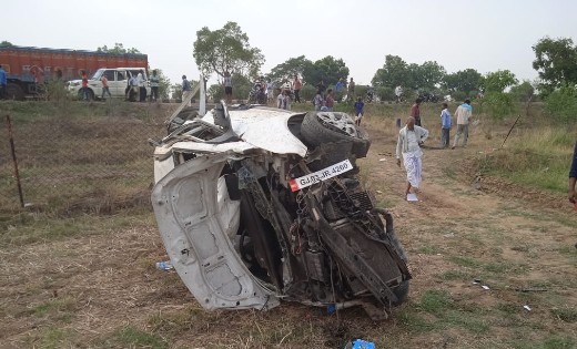 CG ACCIDENT NEWS : अनियंत्रित होकर पलटी तेज रफ़्तार कार, दो लोगों की मौत 