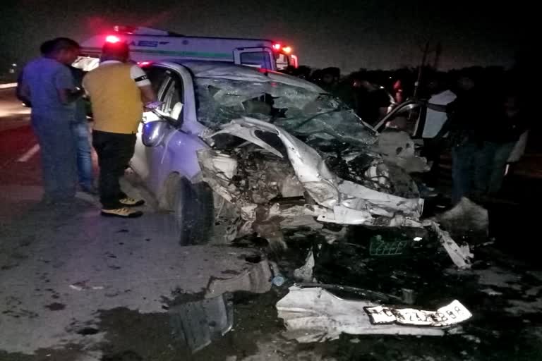 CG ACCIDENT NEWS : छत्तीसगढ़ में दर्दनाक हादसा, खड़ी ट्रक से टकराई तेज रफ्तार कार, चार लोगों की मौत, एक गंभीर 