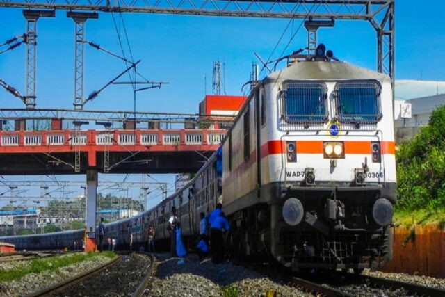 रेल यात्रियों के लिए खुशखबरी: अब घर बैठे 24 टिकट करा सकेंगे बुक, IRCTC ने दी बढ़ा दी बुकिंग लिमिट