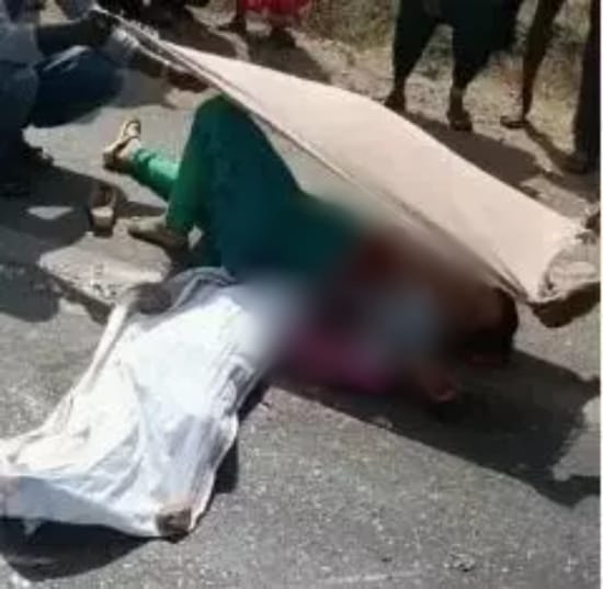 CG ACCIDENT NEWS : तेज रफ्तार ट्रक की चपेट में आई स्कूटी सवार महिला शिक्षक, पीछे बैठे मासूम की मौत