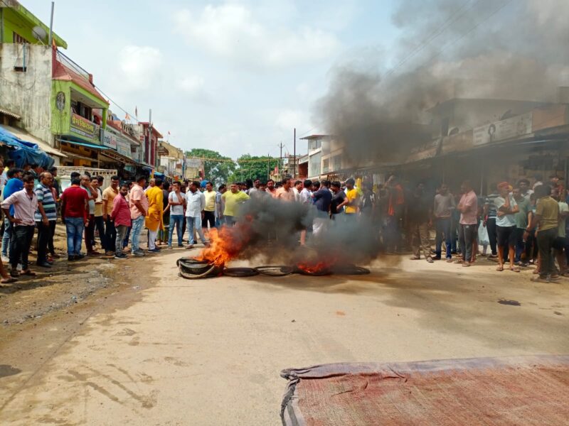 CG NEWS : सड़क हादसे में 22 वर्षीय युवक की मौत के बाद क्षेत्रवासियों का फूटा गुस्सा, टायर जलाकर घंटो किया चक्काजाम