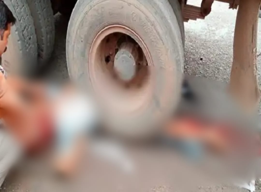  CG ACCIDENT NEWS : तेज रफ्तार ट्रक ने स्कूटी सवार हेडमास्टर को कुचला, हुई दर्दनाक मौत