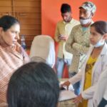 धरसीवा विधायक अनिता योगेंद्र शर्मा ने माठ स्वास्थ्य केंद्र में पहुंचकर मरीजों का हालचाल जाना