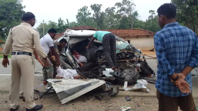 अंबिकापुर के NH-130 पर कार व ट्रक में भिड़ंत, भिलाई निवासी कारोबारी 2 भाइयों की मौत, 3 की हालत गंभीर