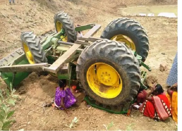 CG ACCIDENT NEWS : खेत की जुताई के दौरान बड़ा हादसा, ट्रैक्टर पलटने से दो बच्चों की मौत