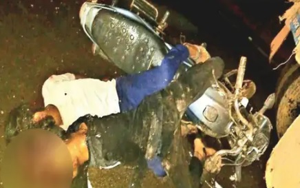 CG ACCIDENT NEWS : तेज रफ्तार ने ली दो दोस्तों की जान, ट्रक और बाइक की भिड़ंत से दोनों की मौके पर मौत