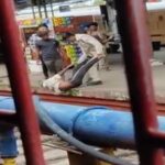  VIRAL VIDEO : रेलवे स्टेशन पर पुलिस वाले की गुंडागर्दी, प्लेटफार्म पर घसीट घसीटकर वृद्ध को लात-घूंसों से बेरहमी से पीटा, देखें वीडियो 