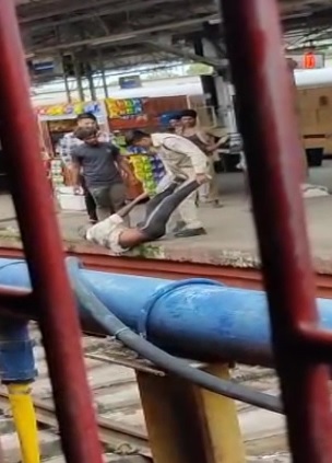  VIRAL VIDEO : रेलवे स्टेशन पर पुलिस वाले की गुंडागर्दी, प्लेटफार्म पर घसीट घसीटकर वृद्ध को लात-घूंसों से बेरहमी से पीटा, देखें वीडियो 