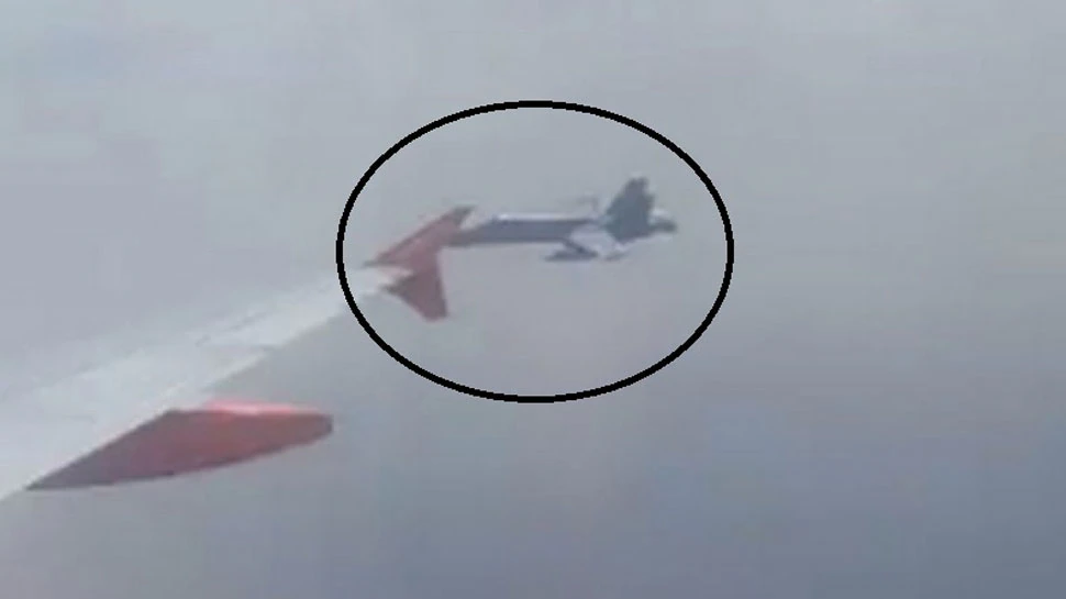 Shocking Video: हवा में उड़ते विमान के एकदम करीब आ गया फाइटर जेट, यात्रियों की अटकी सांसें