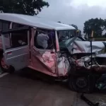 CG ACCIDENT NEWS : तेज रफ़्तार ट्रक ने स्कार्पियो को मारी ठोकर, फिर पेड़ से जा भिड़ा, चालक की मौत, 8 लोग घायल 