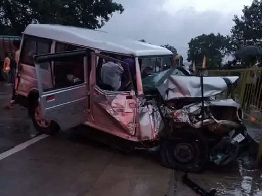 CG ACCIDENT NEWS : तेज रफ़्तार ट्रक ने स्कार्पियो को मारी ठोकर, फिर पेड़ से जा भिड़ा, चालक की मौत, 8 लोग घायल 