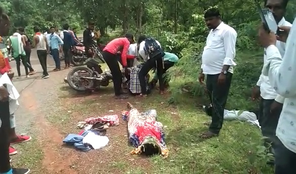 CG ACCIDENT NEWS : जतमाई माता के दर्शन के लिए जा रहे थे बाइक सवार तीन युवक, तेज रफ़्तार वाहन की चपेट में आने से एक की मौत, दो घायल