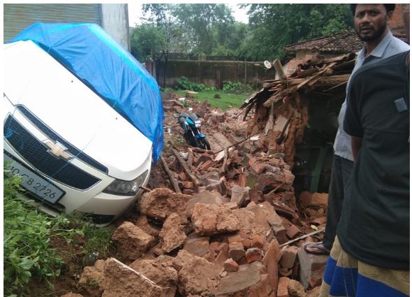CG NEWS : भारी बारिश की वजह से गिरी दीवार, मलबे में दबने से वृद्ध महिला की मौत, एक घायल