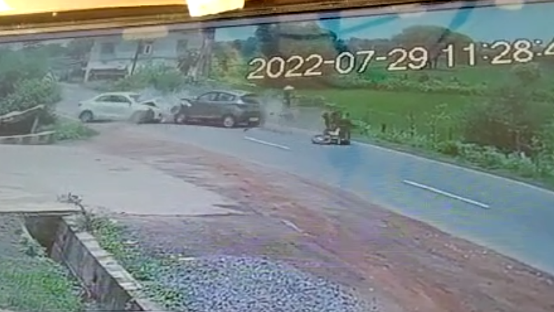 BIG ACCIDENT BREAKING : बाइक सवारों को बचने आमने सामने दो कारों में जोरदार भिड़ंत, आठ लोग गंभीर रूप से घायल, देखिए वीडियो