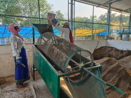  CG NEWS : हरेली से होगी गौ-मूत्र खरीदी की शुरूआत, गोबर खरीदी के एवज में अब तक पशुपालकों और ग्रामीणों को 153.44 करोड़ रूपए का भुगतान