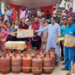 RAIPUR NEWS : उज्वला योजना के तहत हितग्राहियों को गैस सिलेंडर वितरित 
