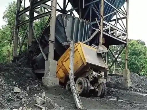 CG ACCIDENT NEWS : SECL कोयला खदान में बड़ा हादसा, खड़ी ट्रेलर पर गिरा कोयले से भरा बंकर, एक कर्मचारी की मौत