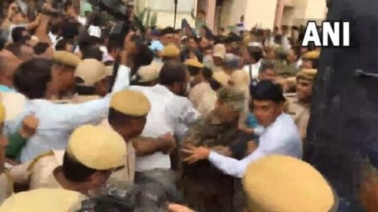Udaipur News : कोर्ट में हुआ जमकर हंगामा, वकीलों ने फांसी की मांग करते हुए उदयपुर हत्याकांड आरोपियों को दौड़ा-दौड़ा कर पीटा, कई जिलों में बढ़ी नेटबंदी