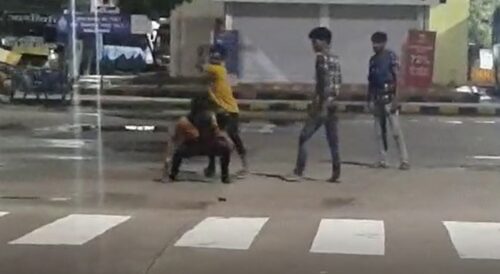 RAIPUR NEWS : राजधानी के अंतर्राज्यीय बस स्टैंड में लाठी डंडों से युवक की बेरहमी से पिटाई, देखें गुंडागर्दी का वायरल VIDEO 