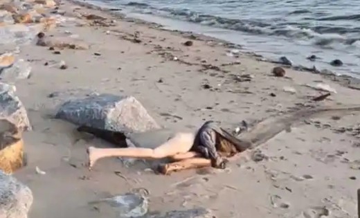   OMG : रेत पर मिली बिना कपड़ो के युवती की लाश !, जब पुलिस ने किया मुआयना तो निकली कीमती सेक्स डॉल