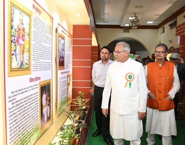 आजादी की 75वीं वर्षगांठ पर जनसंपर्क विभाग द्वारा आयोजित छायाचित्र प्रदर्शनी का​​​ मुख्यमंत्री भूपेश बघेल ने किया शुभारंभ
