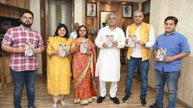 मुख्यमंत्री ने ‘बस्तर टाइगर‘ किताब का किया विमोचन : शहीद महेंद्र कर्मा के जीवन पर आधारित है किताब