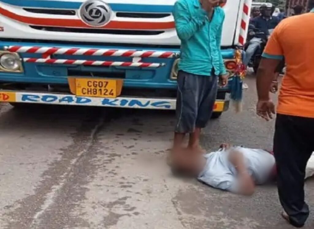 CG ACCIDENT NEWS : सड़क पार करने के दौरान बीएसपी कर्मी की मौत, 16 चक्का ट्रक की टक्कर से हुआ हादसा 