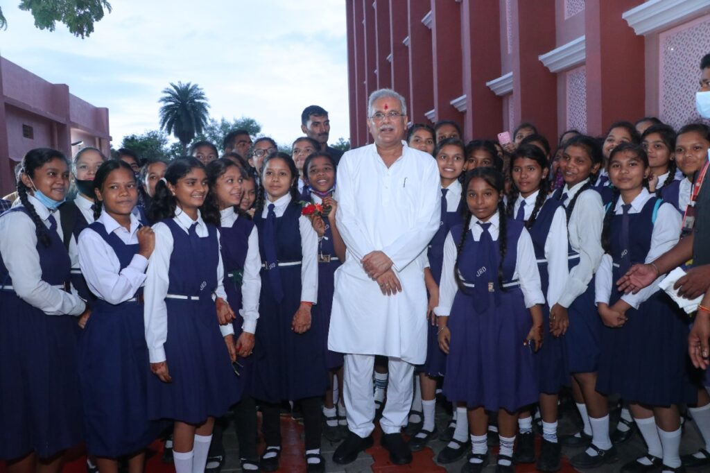 CG NEWS : मुख्यमंत्री बघेल ने जे.आर.दानी स्कूल के नवनिर्मित भवन का किया लोकार्पण, सीएम को अपने बीच पाकर उत्साहित हुई छात्राएं, सेल्फी और हाथ मिलाने लगी होड़