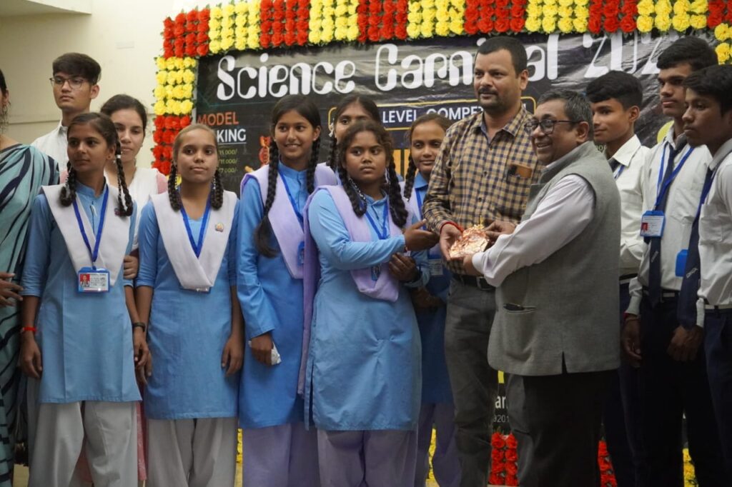 SSIPMT रायपुर में विज्ञान कार्निवल का समापन, 300 स्कूलों के छात्रों ने दिखाया हुनर, विजेताओं मिला प्रमाण पत्र और पुरस्कार राशि 
